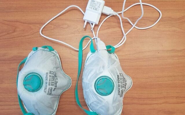 Deux masques modifiés par Yair Ein-Eli pour les rendre auto-nettoyants. (Crédit : Technion - Israel Institute of Technology)