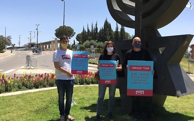 Moshe Nadler (à droite), photographié devant la Knesset à Jérusalem avant de soumettre une pétition de 50 000 signatures demandant aux députés de réduire leurs salaires par solidarité avec la nation, le 4 mai 2020. (Autorisation, Moshe Nadler)