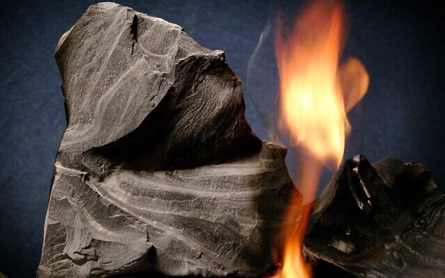 Du schiste bitumeux en train de brûler (Crédit : AP Photo/Douglas C. Pizac)