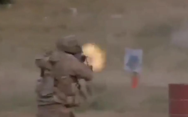 Un militant du Hezbollah tirant sur une cible portant une étoile de David bleue. (Capture d'écran)