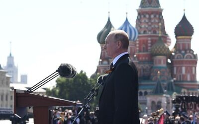 Le président russe Vladimir Poutine observe une minute de silence lors d'un défilé militaire marquant le 75e anniversaire de la victoire soviétique sur l'Allemagne nazie lors de la Seconde Guerre mondiale, sur la place Rouge à Moscou, le 24 juin 2020. (Crédit : Alexey NIKOLSKY / SPUTNIK / AFP)
