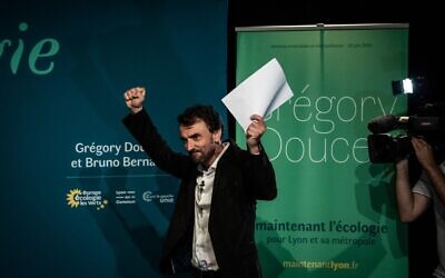 Gregory Doucet, candidat du parti vert français Europe Ecologie Les Verts à la mairie de Lyon, avant son discours de victoire, le 28 juin 2020 à Lyon. (Crédit : JEFF PACHOUD / AFP)
