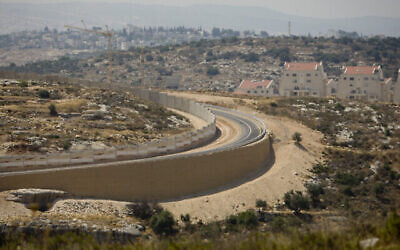 Une section de la barrière de sécurité israélienne entre l'implantation juive de Modiin Illit, (à droite), et la périphérie du village de Bilin en Cisjordanie, près de Ramallah, le 23 juin 2011. (AP Photo/Ariel Schalit)