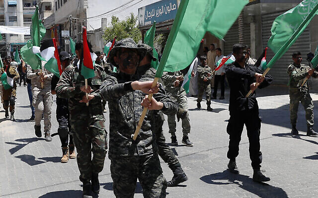 Des partisans du Hamas défilent lors d'une manifestation contre le plan israélien d'annexion de secteurs de la Cisjordanie et contre l'initiative de paix du président Donald Trump sur la route principale de Khan Younès, dans la bande de Gaza, le 26 juin 2020. (Adel Hana / AP)
