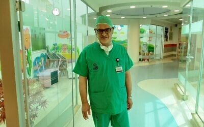 Le docteur Alain Serraf, chef du centre des pathologies cardiaques congénitales à l'hôpital des enfangs de Sheba, après l'opération sur un bébé syrien de dix jours, le 14 juin 2020 (Crédit : Centre médical Sheba)