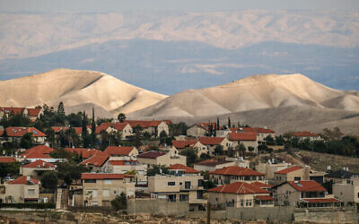Vue de l'implantation de Maale Adumin, en Cisjordanie, surplombant la zone E1, le 4 janvier 2017. (Crédit : Yaniv Nadav/Flash90)