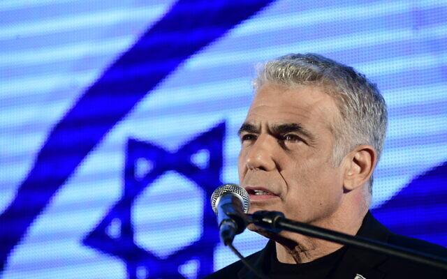 Le député Yair Lapid s'exprime lors d'une manifestation contre le Premier ministre Benjamin Netanyahu lui demandant de démissionner, sur la place Rabin à Tel Aviv, le 19 avril 2020. (Tomer Neuberg/Flash90)