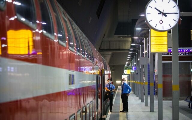 Photo illustrative d'un train à la gare Yitzhak Navon à Jérusalem, le 11 mai 2020. (Crédit : Olivier Fitoussi/Flash90)