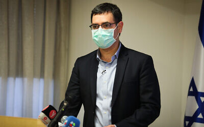 Moshe Bar Siman-Tov, directeur-général du ministère de la Santé, lors d'une conférence de presse au sujet du coronavirus au ministère de la Santé de Jérusalem, le 31 mai 2020 (Crédit : Flash90)