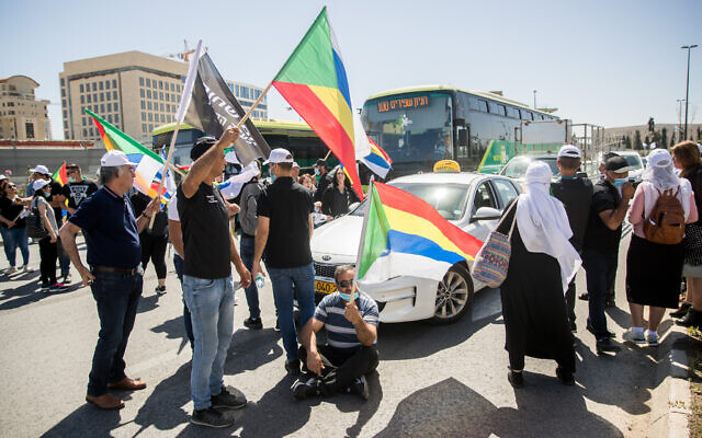 Les membres de la communauté druze manifestent pour obtenir le soutien financier promis par le gouvernement devant les bureaux du ministère des Affaires étrangères de Jérusalem, le 31 mai 2020 (Crédit : Yonatan Sindel/Flash90)
