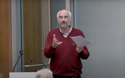 Le professeur de théologie de l'université d'Oxford pendant un cours magistral en novembre 2019. (YouTube)