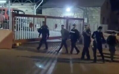 La vidéo diffusée par la chaîne publique Kan le 4 juin 2020 montre la police en train d'arrêter un suspect en relation avec l'agression de l'ancien député Likud Yehudah Glick dans le quartier Wadi al-Joz de Jérusalem-Est. (Capture d'écran : Twitter)