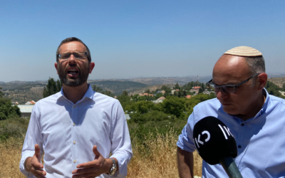 Le président du Conseil régional de Binyamin, Yisrael Gantz (à gauche), et le directeur du Conseil de Yesha, Yigal Dilmoni, s'adressent aux journalistes dans l'implantation d'Ateret, le 16 juin 2020. (Jacob Magid/Times of Israel)