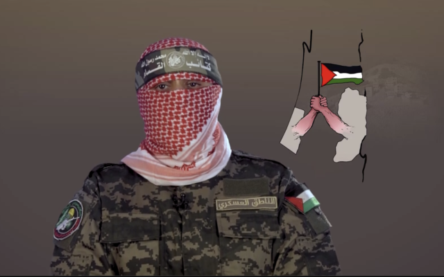Abu Obeida, porte-parole des Brigades Ezzedine al-Qassam, dans un discours marquant l'anniversaire de l'enlèvement de Gilad Shalit en 2011, le 25 juin 2020. (Crédit : Capture d'écran)