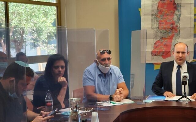(De gauche à droite) Yossi Dagan, président du Conseil régional de Samarie, Ayelet Shaked, député de Yamina, David Elhayani, président du Conseil régional de la vallée du Jourdain et du Conseil de Yesha, et Naftali Bennett, président de Yamina, lors d'une réunion de la faction Yamina à la Knesset, le 1er juin 2020. (Autorisation)