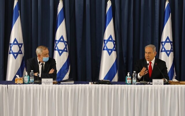 Le Premier ministre  Benjamin Netanyahu (Droite) et le ministre de la Défense Benny Gantz participent à la réunion hebdomadaire du cabinet à Jérusalem le 7 juin 2020. (Photo par MENAHEM KAHANA / AFP)