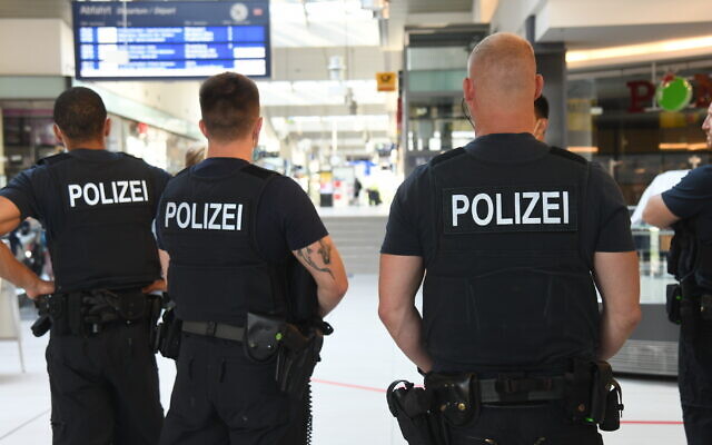 Des policiers allemands à la gare centrale de Potsdam le 26 juin 2020. 
(Julian Stähle/picture alliance via Getty Images via JTA)
