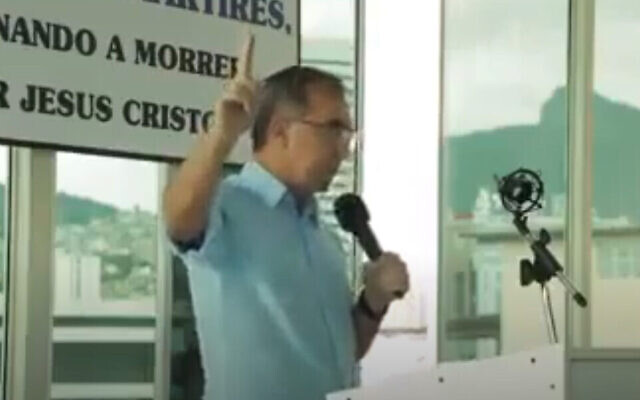 Le pasteur Tupirani da Hora Lores prêche dans son église de Rio de Janeiro au mois de juin 2020. (Autorisation : Sinagoga Sem Fronteiras via JTA)