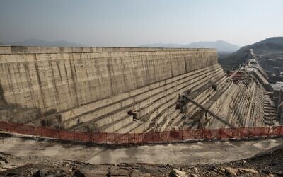 Vue d’ensemble du Grand barrage de la Renaissance éthiopienne (GERD), près de Guba, en Éthiopie, le 26 décembre 2019. (Crédit : Eduardo Soteras/AFP)