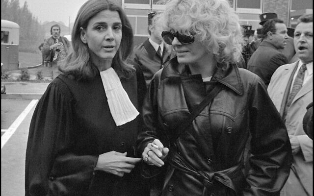 Cette photo prise le 11 octobre 1972 à Bobigny montre l'avocat et féministe française Gisele Halimi (gauche) avec l'actrice française Delphine Seyrig lors du procès de Marie-Claire Chevalier, accusée d'avortement illégal. (Photo par MICHEL CLEMENT / AFP)