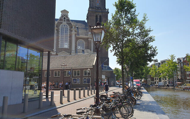 Le trottoir le long de la Maison d'Anne Frank, photographié le 26 juin 2020, est manifestement vide par rapport à son aspect habituel à Amsterdam. (Cnaan Liphshiz/ JTA)