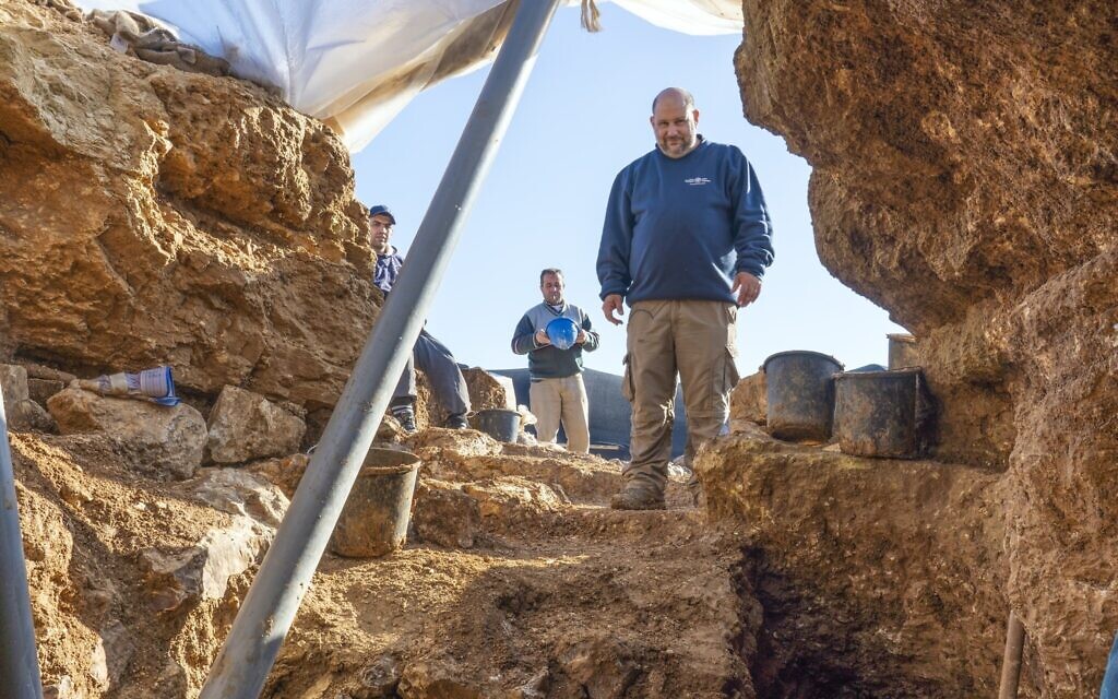 Nathan Ben-Ari, archéologue de l'Autorité israélienne des Antiquités, sur le site de fouilles à Arnona, Jérusalem, d'un centre administratif vieux de 2 700 ans. (Yaniv Berman, Autorité israélienne des Antiquités)