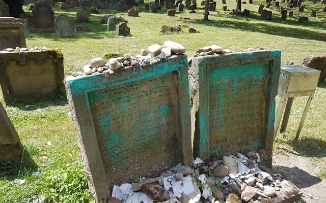 Des pierres tombales vandalisées dans le cimetière juif médiéval de la ville allemande de Worms. (Site Web de la ville de Worms via JTA)