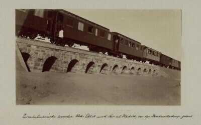 Un pont ferroviaire de la ligne de chemin de fer de Hejaz (Crédit Photo – Karl Lorenz Auler/Archives de la bibliothèque nationale d'Israël)