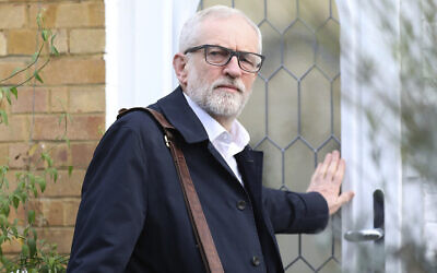 Alors leader du parti travailliste, Jeremy Corbyn quitte son domicile à Islington, au nord de Londres, le 16 décembre 2019. (Crédit : Isabel Infantes/PA via AP)