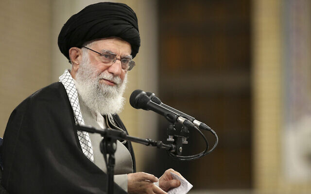 Le Guide suprême iranien, l'Ayatollah Ali Khamenei, s'adresse à un groupe d'habitants de la ville de Qom, à Téhéran, en Iran, le 8 janvier 2020. (Bureau du Guide suprême iranien via AP)
