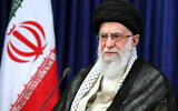 Le Guide suprême iranien, l'Ayatollah Ali Khamenei, s'adresse à la nation dans un discours télévisé marquant l'anniversaire de la mort en 1989 de l'Ayatollah Ruhollah Khomeini, le leader de la révolution islamique de 1979, à Téhéran, Iran, le 3 juin 2020. (Crédit : Bureau du Guide suprême iranien via AP)