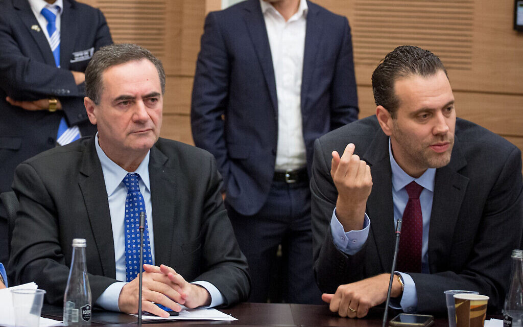 Le ministre des Transports de l'époque, Israel Katz (à gauche) et le député Miki Zohar lors d'une réunion de commission de la Knesset à Jérusalem, le 23 mars 2016. (Yonatan Sindel/Flash90/Fichier)