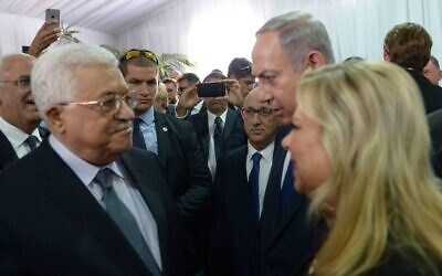 Le Premier ministre Benjamin Netanyahu et son épouse Sara rencontrent le président de l'Autorité palestinienne Mahmoud Abbas lors des funérailles nationales du défunt président israélien Shimon Peres, au Mont Herzl à Jérusalem, le 30 septembre 2016. (Crédit : Amos Ben Gershom/GPO)
