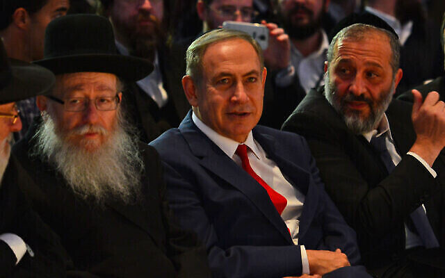 Le Premier ministre Benjamin Netanyahu (au centre), le ministre de l'Intérieur Aryeh Deri (à droite) et le ministre de la Santé de l'époque Yaakov Litzman (à gauche) participent à une conférence à Lod, le 20 novembre 2016. (Kobi Gideon/GPO)