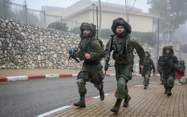 Photo d'illustration : Des soldats de la brigade Golani participent à un exercice militaire dans la ville de Safed, au nord du pays, le 12 février 2020. (David Cohen/Flash90)