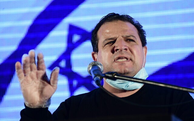 Ayman Odeh, leader de la Liste arabe unie, s'exprime lors d'une manifestation contre le Premier ministre Benjamin Netanyahu sur la place Rabin à Tel Aviv, le 19 avril 2020. (Tomer Neuberg/Flash90)