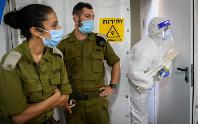 Des techniciens de l'armée israélienne effectuent un test de diagnostic du coronavirus dans un laboratoire de l’armée dans le centre d'Israël, le 15 juillet 2020. (Yossi Zeliger / Flash90)