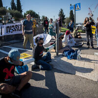Des manifestants anti-gouvernement tentent de bloquer l'entrée à la Knesset de Jérusalem, le 22 juillet 2020 (Crédit : Yonatan Sindel/Flash90)