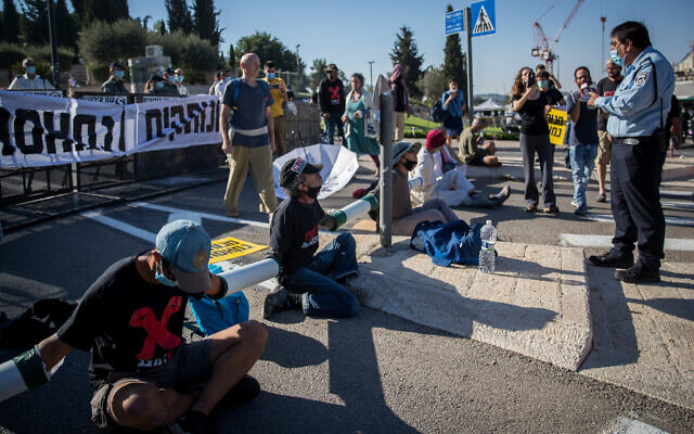 Des manifestants anti-gouvernement tentent de bloquer l'entrée à la Knesset de Jérusalem, le 22 juillet 2020 (Crédit : Yonatan Sindel/Flash90)