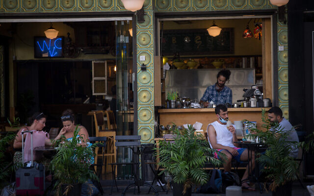 Des Israéliens assis à un café à Tel Aviv, le 8 juillet 2020. (Miriam Alster/Flash90)