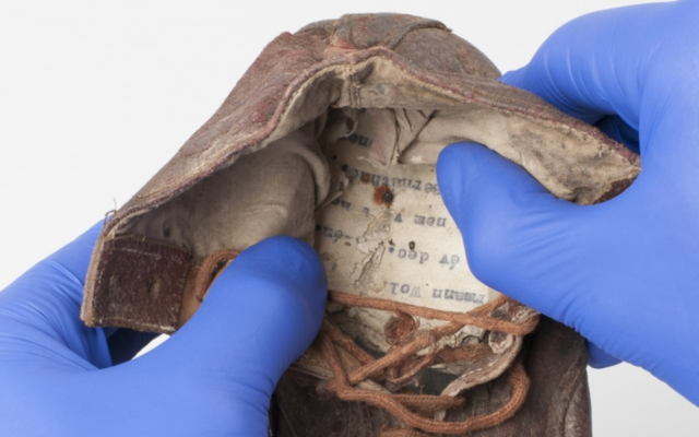 L'un des documents retrouvés dans des chaussures de victimes du camp d'Auschwitz, en juillet 2020. (Crédit : musée d'Auschwitz-Birkenau via JTA)
