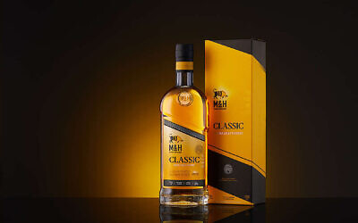 Le premier whisky fabriqué à Tel Aviv par la distillerie Milk & Honey. (Crédit : Milk & Honey)
