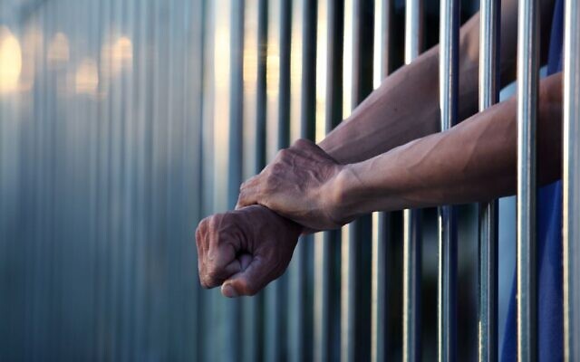 Illustration : Un prisonnier derrière les barreaux. (Crédit : sakhorn38/ iStock via Getty images)
