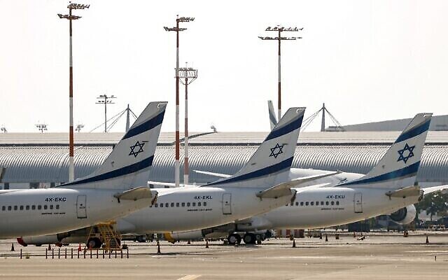 Des avions d'El Al sur le tarmac de l'aéroport Ben Gourion le 3 août 2020. (Autorisation : Jack Guez / AFP)