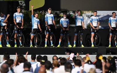 Les coureurs de l’équipe Israel Start-Up Nation assistent à la présentation des équipes deux jours avant le départ de la 1ère étape de la 107e édition de la course cycliste du Tour de France, à Nice, le 27 août 2020. (Crédit : Anne-Christine POUJOULAT / AFP)