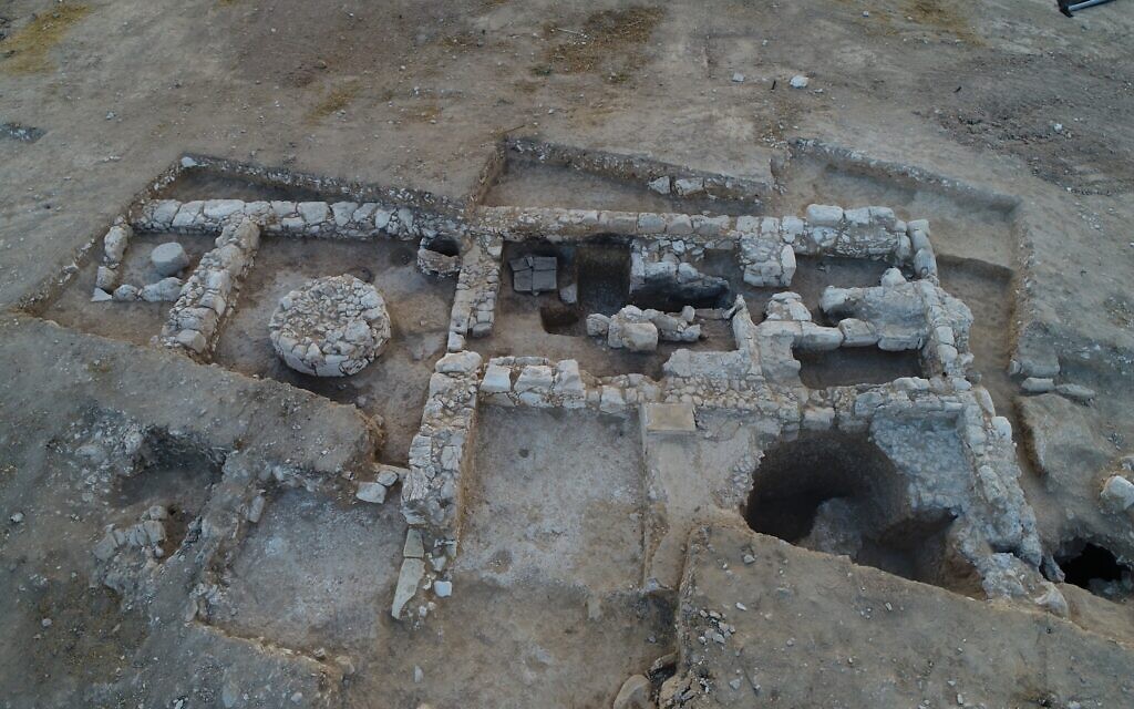 Les fouilles menées par l'Autorité israélienne des antiquités sur le site où se trouvait la plus ancienne usine de savon en Israël, à Rahat, une ville bédouine du désert du Negev (Crédit : Emil Aladjem/Autorité israélienne des antiquités)