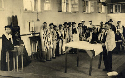 Un groupe d'hommes priant dans une des synagogues installées dans la prison de Beau Bassin. (Avec l'aimable autorisation de Ghetto Fighters' House Archives, Israël)