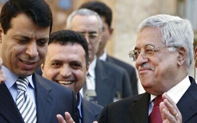 Le président de l'Autorité palestinienne Mahmoud Abbas, à droite, et Mohammad Dahlane, à gauche, quittent une conférence de presse en Égypte, en février 2007. (Crédit : Amr Nabil/AP)