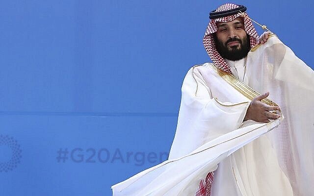 Le prince héritier d'Arabie saoudite Mohammed ben Salmane lors du sommet des dirigeants du G20 au centre Costa Salguero à Buenos Aires, en Argentine, le 30 novembre 2018. (Crédit : AP Photo/Ricardo Mazalan, File)