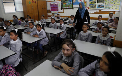 Illustration : Des élèves dans une salle de classe le premier jour de la rentrée scolaire à l'école élémentaire gérée par les Nations unies dans le camp de réfugiés de Shati, à Gaza City, le 8 août 2020. (Crédit : Adel Hana/AP Photo)